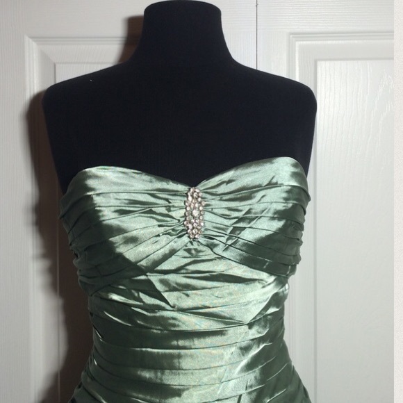 Formal Dress - Picture 2 of 4